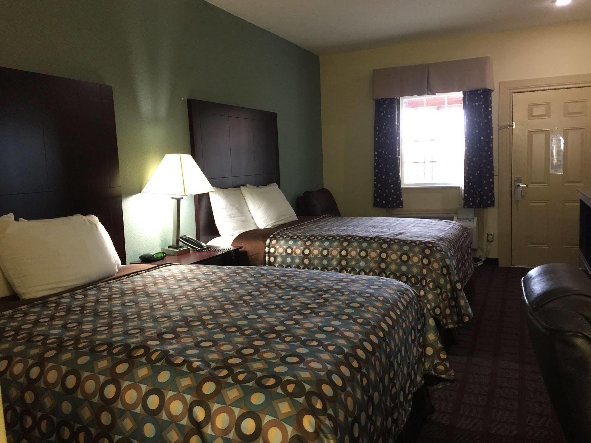 Pearsall Inn And Suites Eksteriør bilde