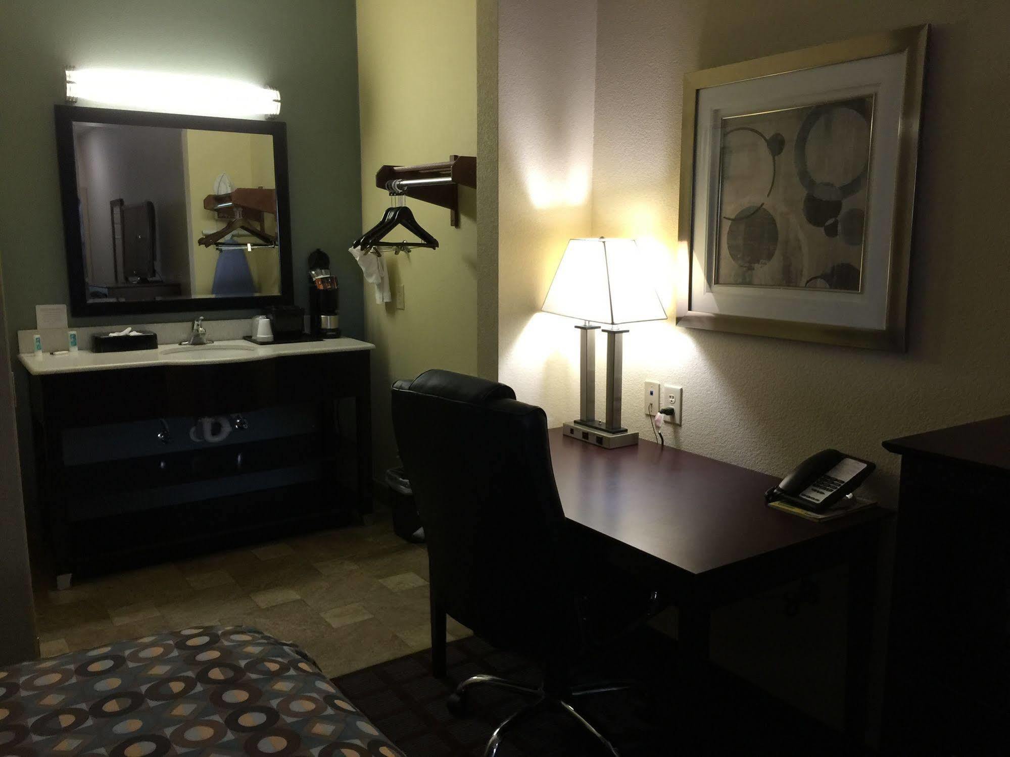 Pearsall Inn And Suites Eksteriør bilde