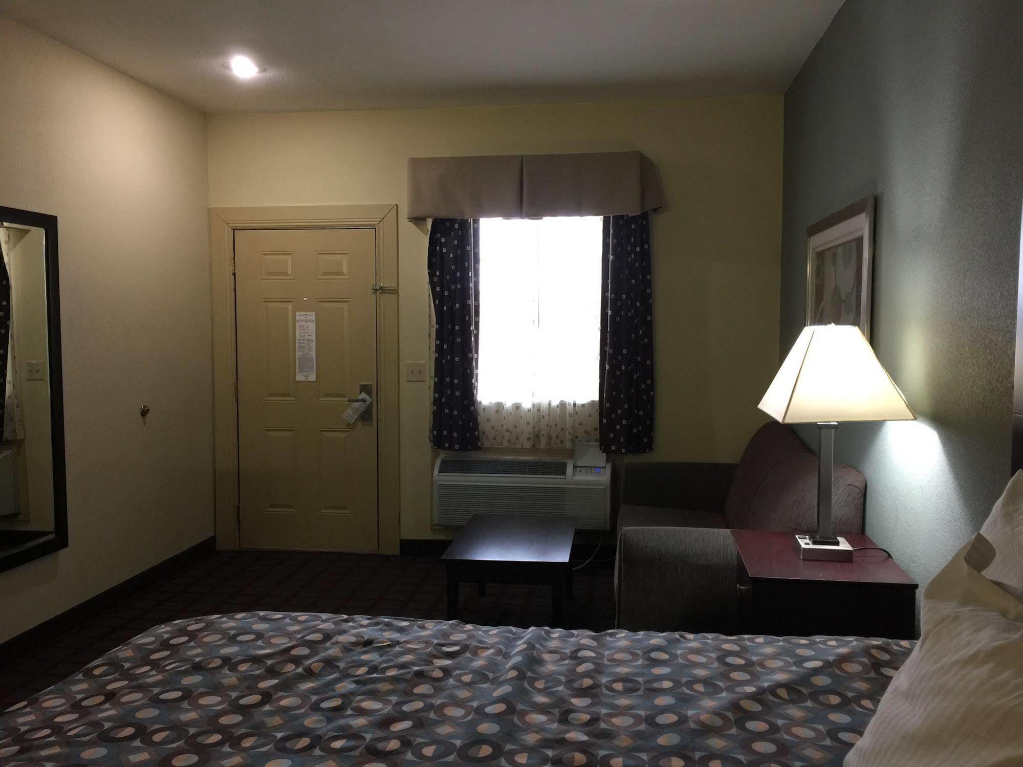 Pearsall Inn And Suites Eksteriør bilde