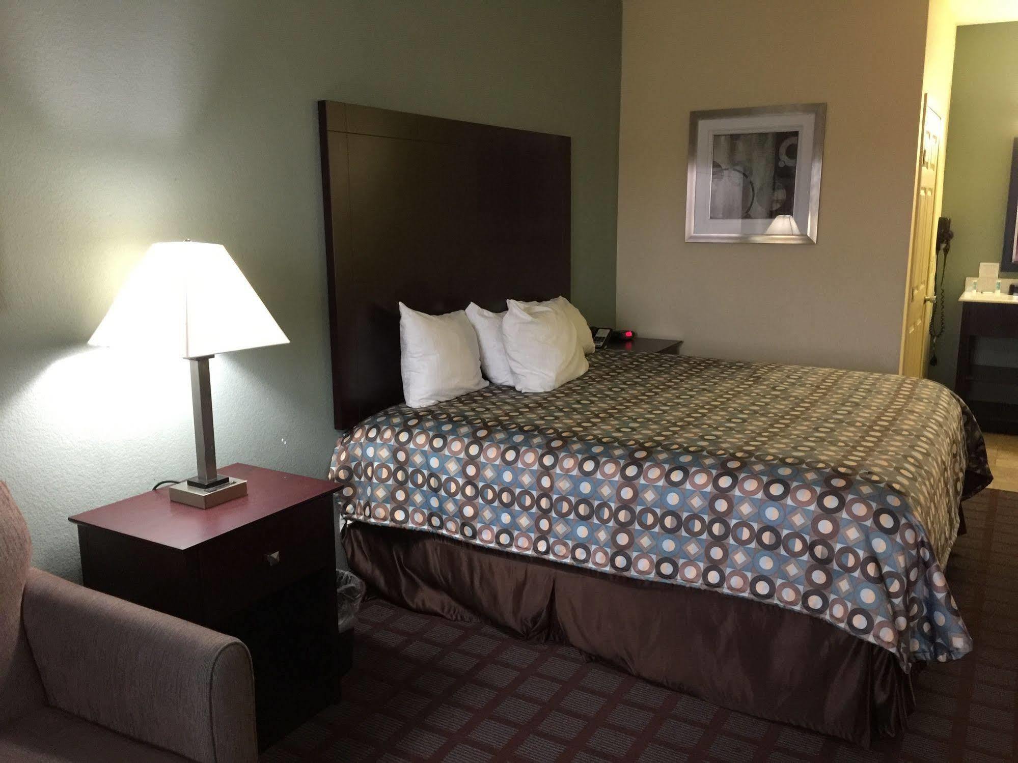 Pearsall Inn And Suites Eksteriør bilde