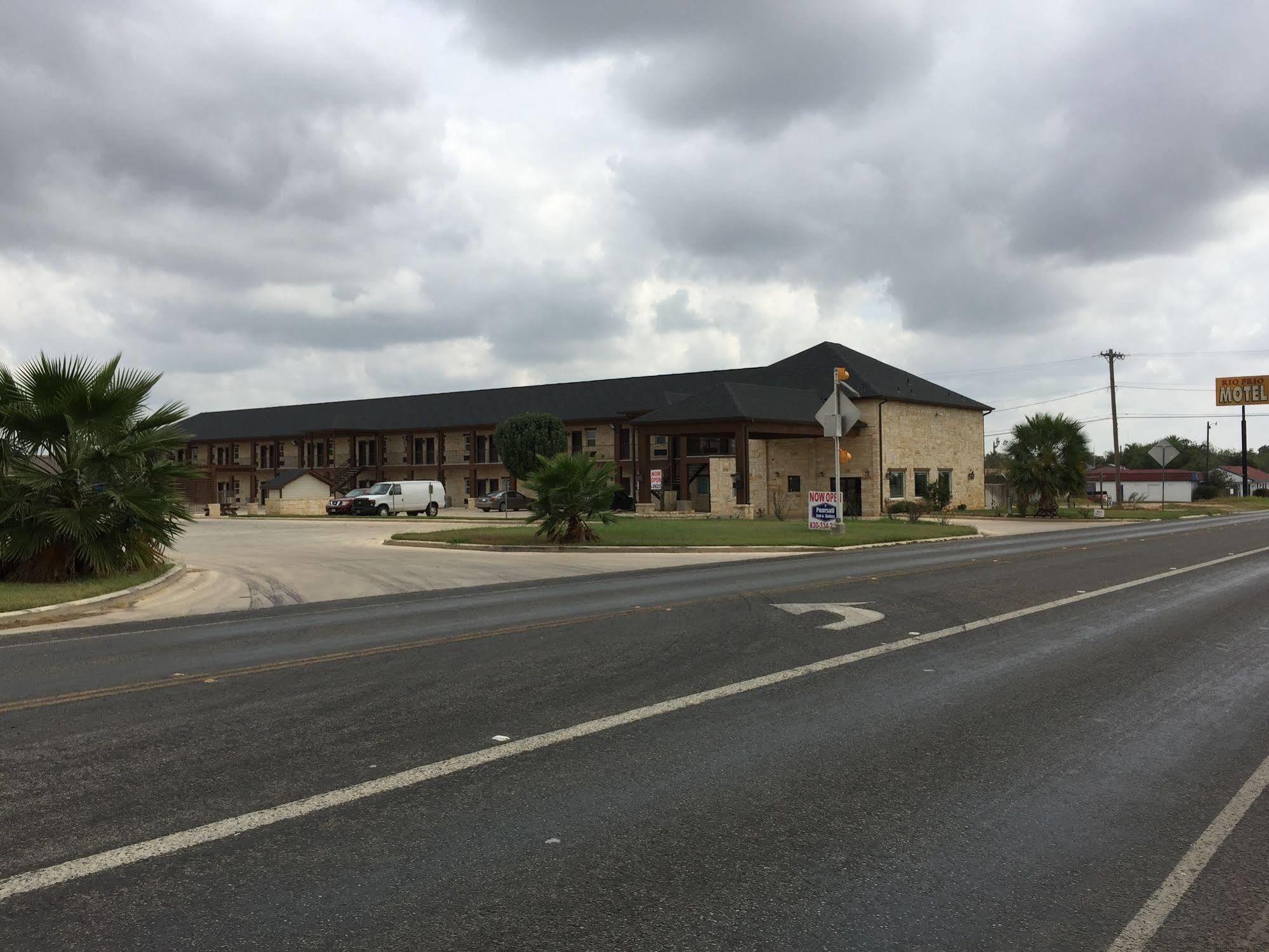 Pearsall Inn And Suites Eksteriør bilde